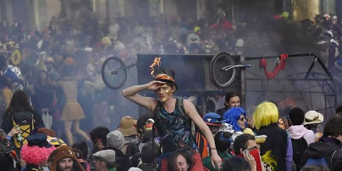 Menschen in Kostümen geniessen einen nicht genehmigten Karneval in der Strasse Canebiere. Rund 6500 Menschen haben in der südfranzösischen Hafenstadt Marseille an einem ungenehmigten Karnevalsumzug teilgenommen. karneval marseille