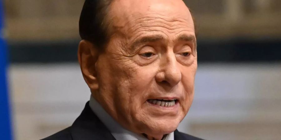 Berlusconi zur Untersuchung im Krankenhaus