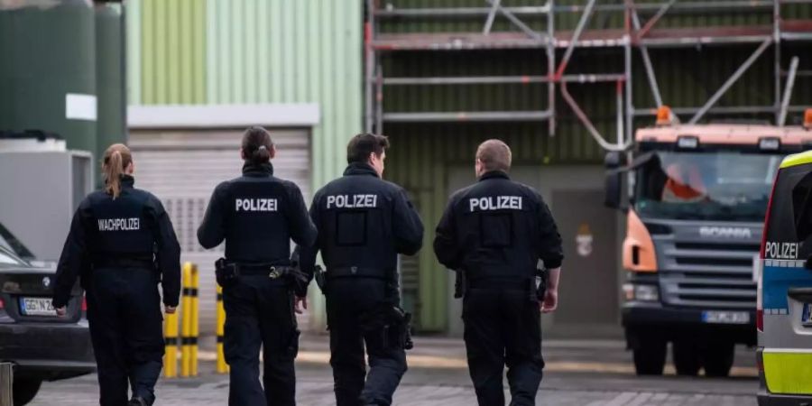 Im Rhein-Main-Deponiepark suchten die Ermittler in verbrannten Müllresten nach der Leiche einer Frau. Foto: Silas Stein/dpa