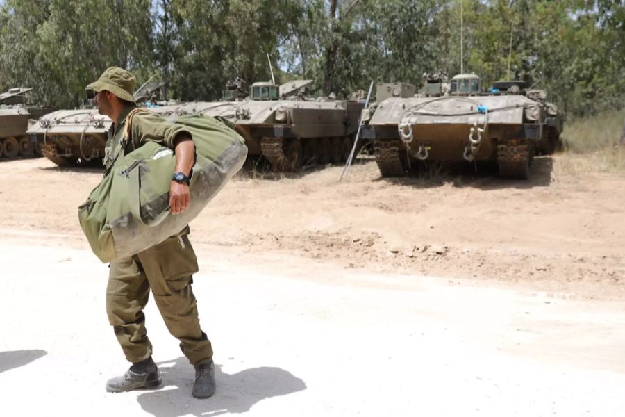 Israelische Soldaten kehren in der Nähe des Gazastreifens nach Hause zurück.