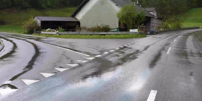 Ein unbekannter Autofahrer ist mit seinem Auto gegen eine Leitplanke an der Flawilerstrasse gefahren.
