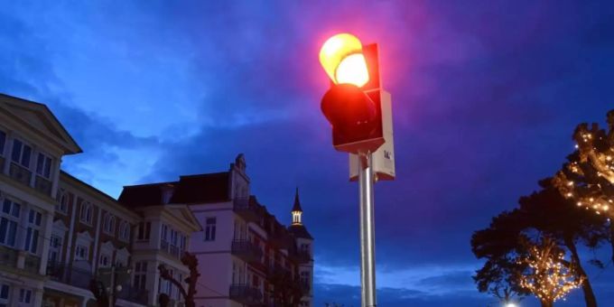 Eine rote Ampel leuchtet an der Strandpromenade im Ostseebad Zinnowitz. Foto: Stefan Sauer/dpa-Zentralbild/dpa Eine rote Ampel leuchtet an der Strandpromenade im Ostseebad Zinnowitz. Foto: Stefan Sauer/dpa-Zentralbild/dpa