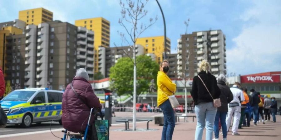 Warteschlange vor einer mobilen Impfstation in Köln