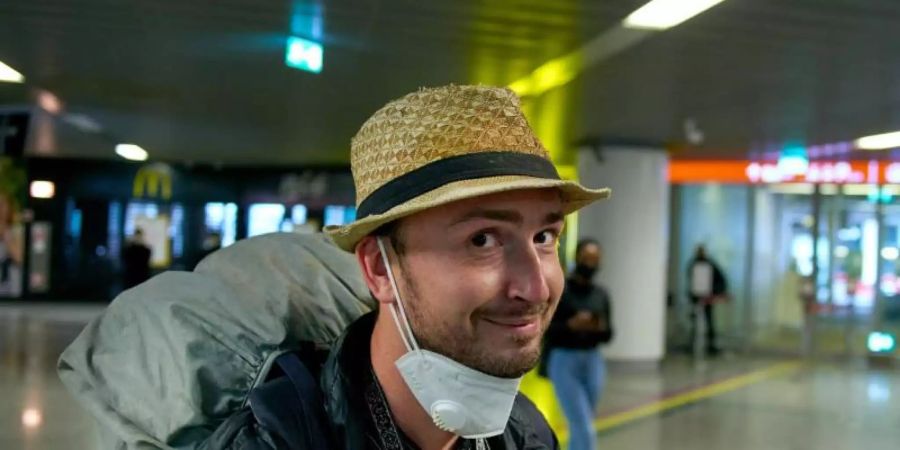 Erleichtert und froh: Robert Bociaga, der in Myanmar festgenommene polnische Journalist, der für die Deutsche Presse-Agentur in Myanmar tätig war, bei seiner Ankunft. Foto: Grzegorz Welnicki/dpa