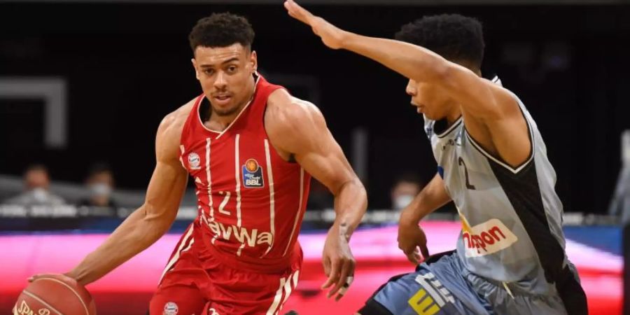 Wade Baldwin (l) setzte sich mit Bayern gegen Crailsheim mit Trae Bell-Haynes durch. Foto: Tobias Hase/dpa