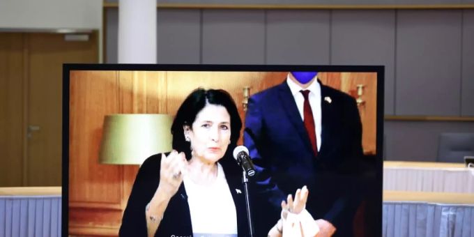 Die georgische Präsidentin Salome Surabischwili in einer Videokonferenz mit dem EU-Ratspräsidenten Die georgische Präsidentin Salome Surabischwili in einer Videokonferenz mit dem EU-Ratspräsidenten