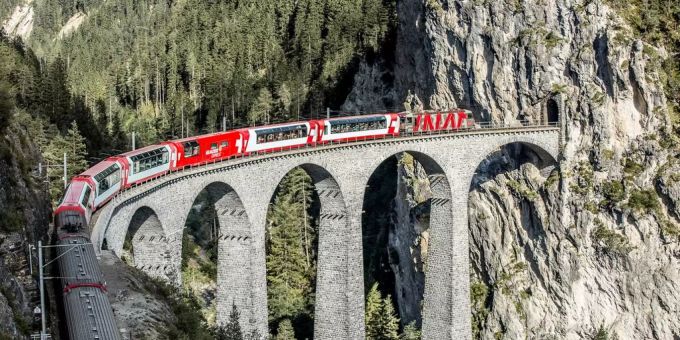 Das weltberühmte Landwasserviadukt lässt sich dank seiner Kurve mit einem radius von 100 metern auch aus dem fahrenden Zug bewundern. Glacier Express Coronavirus