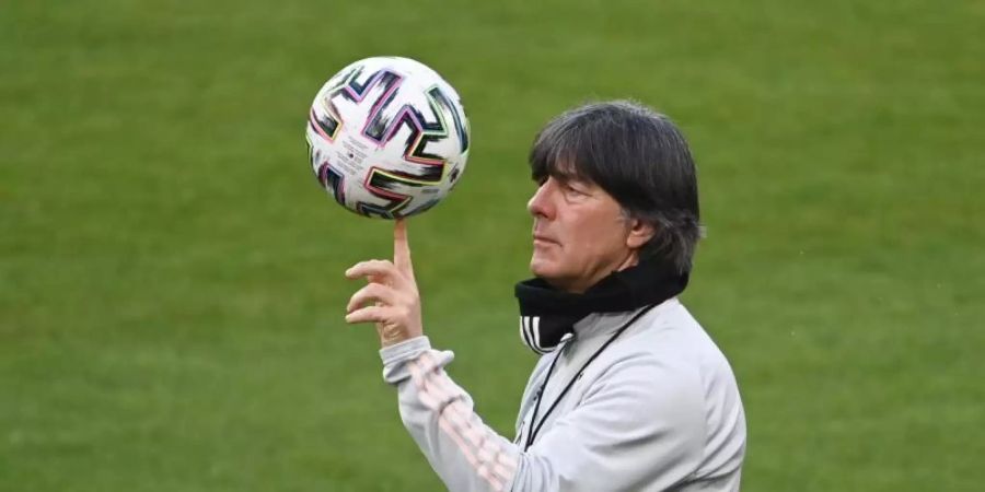 Wen nimmt Bundestrainer Joachim Löw mit zur EM?. Foto: Federico Gambarini/dpa