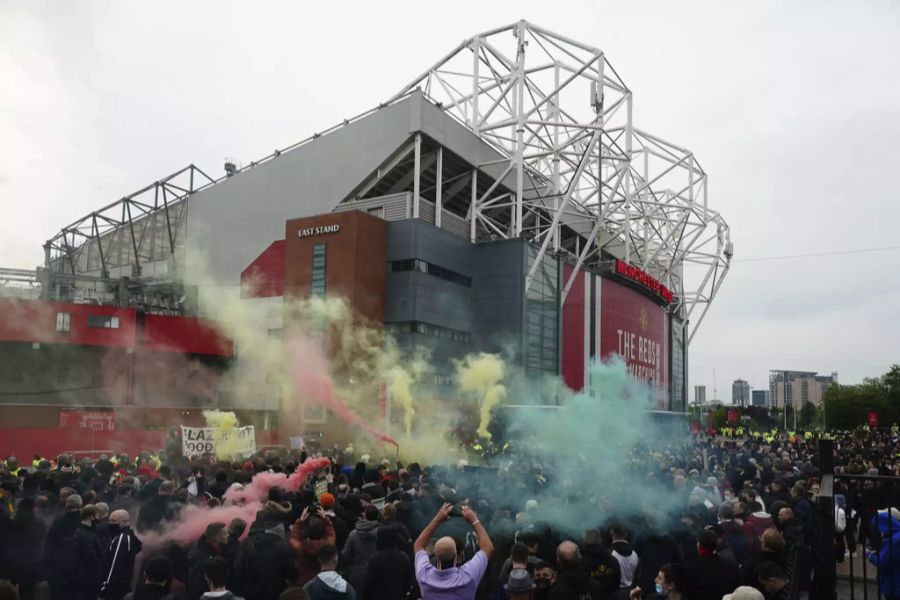 Das Stadion wurde von einer wütenden Fan-Meute belagert. Der Protest gilt dem Club-Besitzer von Manchester United.