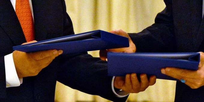Der damalige Generaldirektor Yukiya Amano (l) und der Vize-Präsident der damalige Islmistischen Republik Iran Ali Akhbar Salehi (r) tauschen am 14.07.2015 in Wien die unterschriebenen Verträge, die das Iranische Atomprogramm regeln sollen. atomprogramm iran