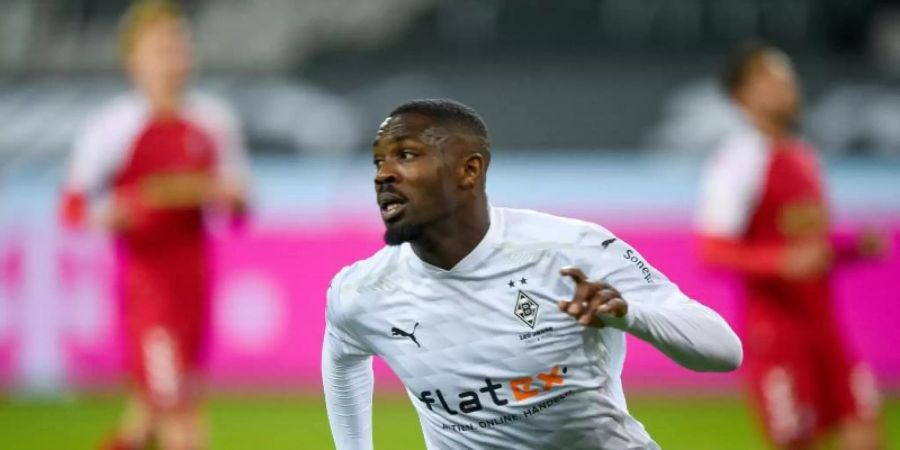 Mit seinem Doppelpack hat Marcus Thuram den Gladbachern den 2:1-Sieg über Freiburg beschert. Foto: Jonas Güttler/dpa