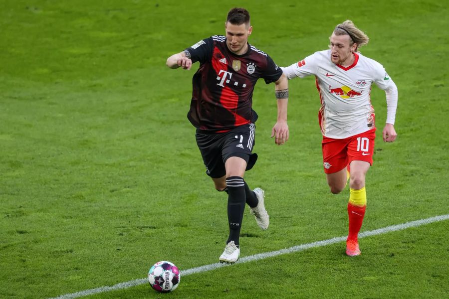 Leipzigs Emil Forsberg (r.) kommt gegen Bayern-Verteidiger Niklas Süle (l.) zu spät.