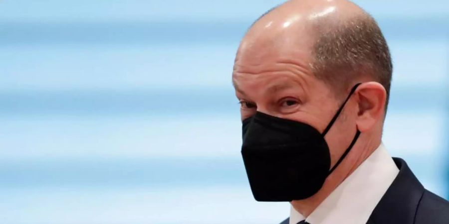 Die Corona-Krise geht den Unternehmen mit der Zeit an die Substanz, sagt Finanzminister Olaf Scholz. Foto: Hannibal Hanschke/Reuters/Pool/dpa