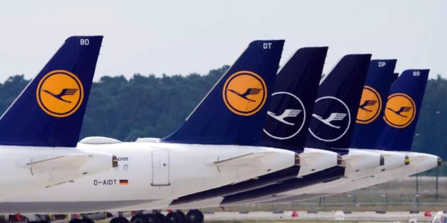 Flugzeuge der Fluggesellschaft Lufthansa stehen am Rand des Rollfeldes nebeneinander. Foto: Soeren Stache/dpa-Zentralbild/dpa