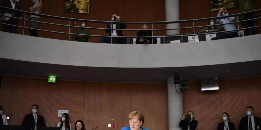 Bundeskanzlerin Angela Merkel sitzt vor dem Wirecard-Untersuchungsausschuss. Foto: John Macdougall/AFP-Pool/dpa