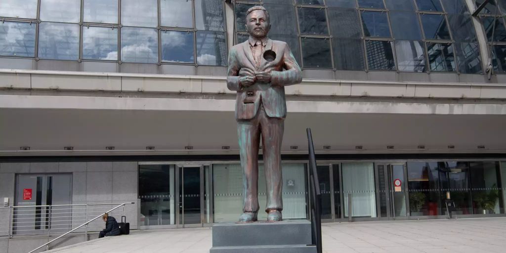 Joko setzt Klaas-Denkmal vor dem Berliner Bahnhof