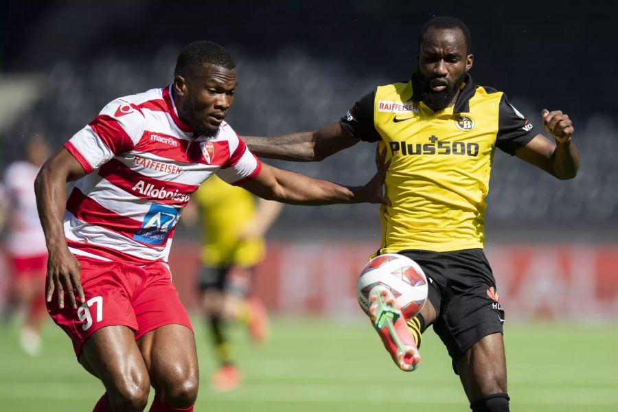 Nicolas Moumi Ngamaleu (r.) von den Young Boys im Duell mit Sions Dimitri Cavare (l.).