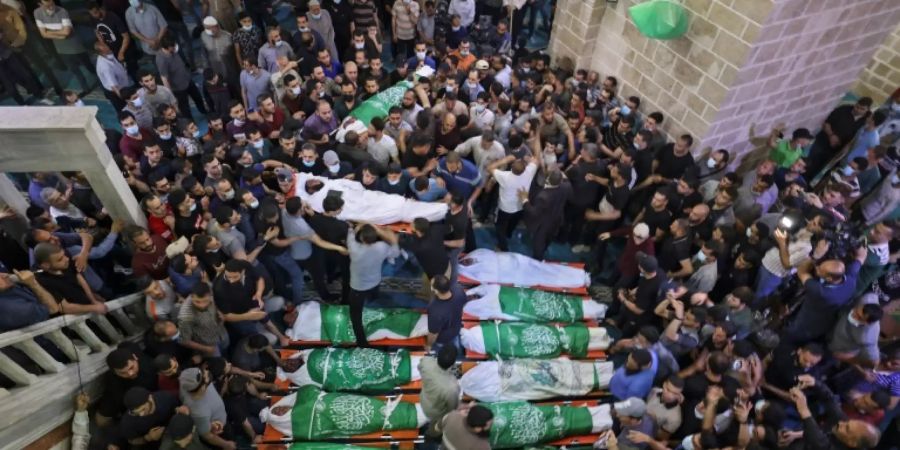 Palästinenser nehmen Abschied von 13 getöteten Hamas-Angehörigen in Gaza