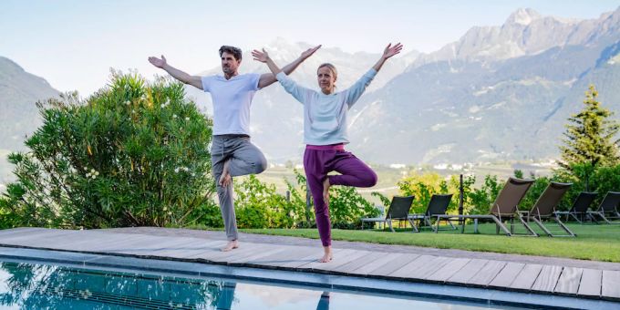 Yoga im Schenna Resort. Zwei Menschen machen Yoga