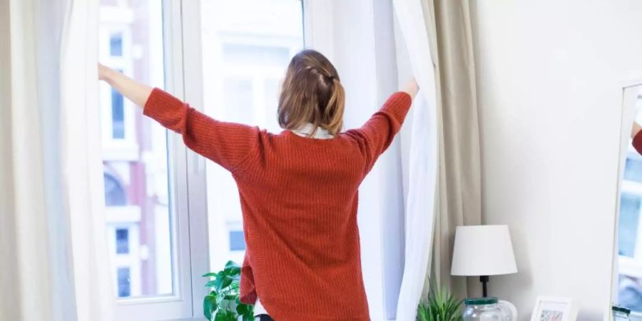 Wer nach einer Scheidung in der Wohnung des Ex-Partners wohnen bleiben möchte, muss die Ansprüche innerhalb eines Jahres klären. Foto: Christin Klose/dpa-tmn