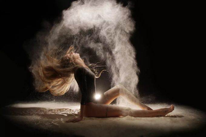 Model Jasmin Frau im Sand