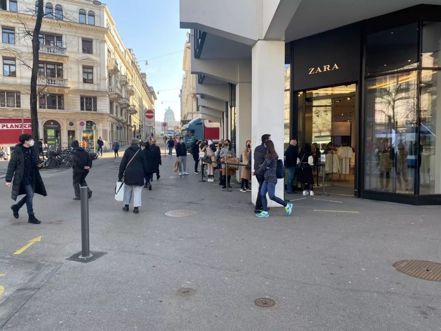 Auch an der Zürcher Bahnhofsstrasse stehen die Shopping-Verrückten teils Schlange.