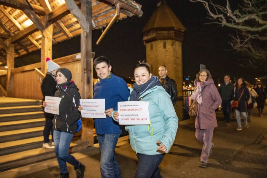 In Luzern versammelten sich am Montagabend etwa 350 Personen für eine Solidaritätskundgebung mit dem Corona-skeptischen Arzt Andreas Heisler.