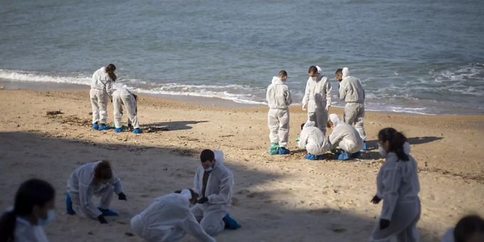 Israelische Soldaten in Schutzanzügen säubern einen Strand von Teer nach einem Ölunfall im Mittelmeer im Naturschutzgebiet Sharon Beach Nature Reserve. ölverschmutzung