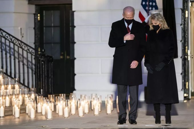 US-Präsident Joe Biden und First Lady Jill gedenken den Opfern der Corona-Pandemie. Joe Biden