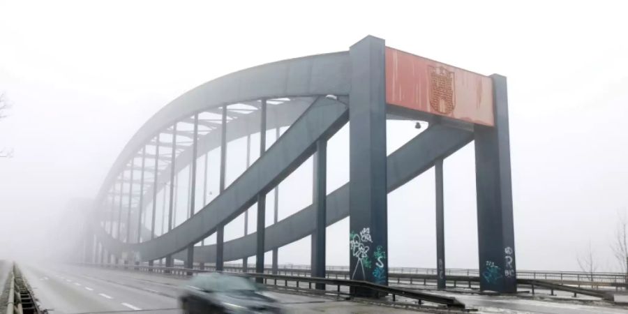 Weitgehend leere Strasse in Hamburg