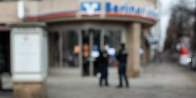 Auf dem Berliner Kurfürstendamm ist ein Geldtransporter überfallen worden. Mehrere Täter sind geflüchtet, zwei Wachleute sollen verletzt worden sein. Foto: Bernd von Jutrczenka/dpa Auf dem Berliner Kurfürstendamm ist ein Geldtransporter überfallen worden. Mehrere Täter sind geflüchtet, zwei Wachleute sollen verletzt worden sein. Foto: Bernd von Jutrczenka/dpa