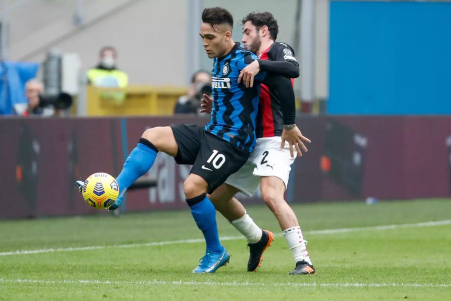 Lautaro Martinez (l.) wird von seinem Gegenspieler bedrängt.