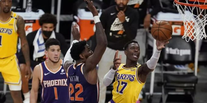 Lakers-Profi Dennis Schröder (r) beim Korbleger. Foto: Marcio Jose Sanchez/AP/dpa Lakers-Profi Dennis Schröder (r) beim Korbleger. Foto: Marcio Jose Sanchez/AP/dpa