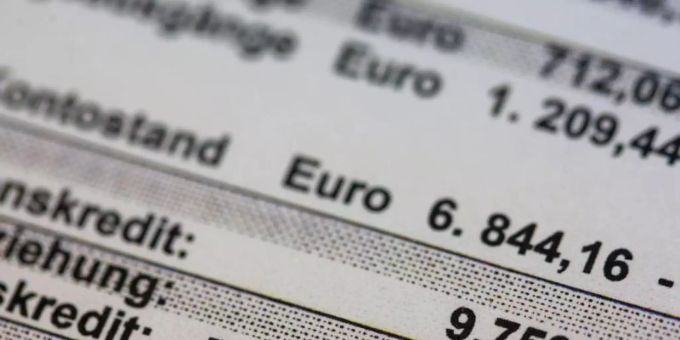 Negativ-Kontostand von 6.844,16 Euro auf einem Kontoauszug. Im Vergangenen Jahr suchten mehr Menschen wegen finanzieller Schieflage die Hilfe von Schuldner- und Insolvenzberatungsstellen. Foto: Jens Büttner/dpa-Zentralbild/dpa Negativ-Kontostand von 6.844,16 Euro auf einem Kontoauszug. Im Vergangenen Jahr suchten mehr Menschen wegen finanzieller Schieflage die Hilfe von Schuldner- und Insolvenzberatungsstellen. Foto: Jens Büttner/dpa-Zentralbild/dpa