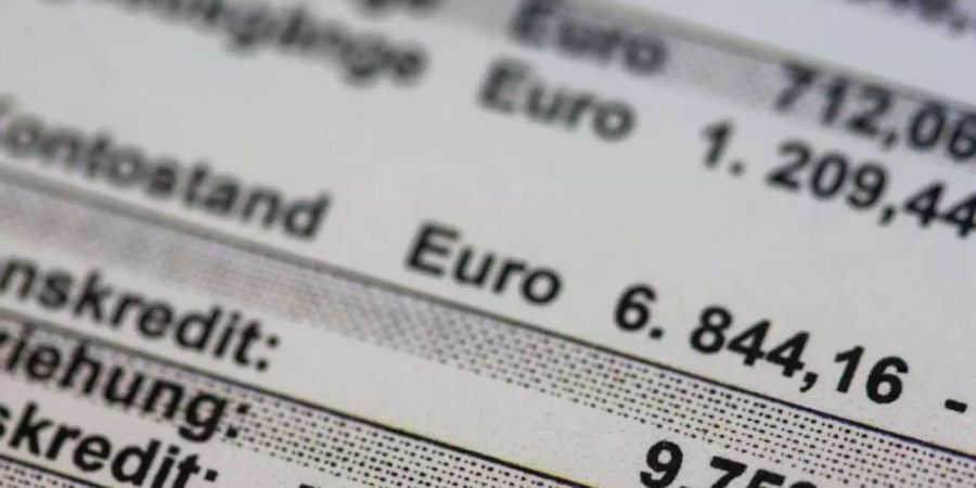 Negativ-Kontostand von 6.844,16 Euro auf einem Kontoauszug. Im Vergangenen Jahr suchten mehr Menschen wegen finanzieller Schieflage die Hilfe von Schuldner- und Insolvenzberatungsstellen. Foto: Jens Büttner/dpa-Zentralbild/dpa