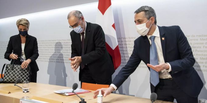 Bundesrätin Karin Keller Sutter, Bundespräsident Guy Parmelin und Bundesrat Ignazio Cassis, von links, verlassen eine Medienkonferenz über das Rahmenabkommen mit der EU am Mittwoch, 26. Mai. Rahmenabkommen