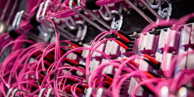 Glasfaserkabel stecken in einem Rechenzentrum vom bayerischen Landeskriminalamt (BLKA) in einem Netzwerk-Switch. Foto: Matthias Balk/dpa Glasfaserkabel stecken in einem Rechenzentrum vom bayerischen Landeskriminalamt (BLKA) in einem Netzwerk-Switch. Foto: Matthias Balk/dpa