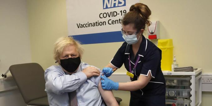 Boris Johnson (l), Premierminister von Grossbritannien, erhält die erste Impfdosis mit dem Corona-Impfstoff von AstraZeneca. coronavirus grossbritannien