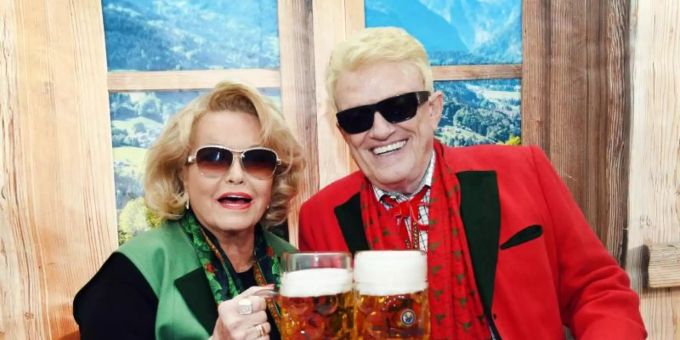Der Volkssänger Heino und seine Hannelore sitzen bei der Eröffnung des Oktoberfestes 2019 in einem Festzelt in ihrem Wohnort Bad Münstereifel. Foto: Horst Ossinger/dpa Der Volkssänger Heino und seine Hannelore sitzen bei der Eröffnung des Oktoberfestes 2019 in einem Festzelt in ihrem Wohnort Bad Münstereifel. Foto: Horst Ossinger/dpa