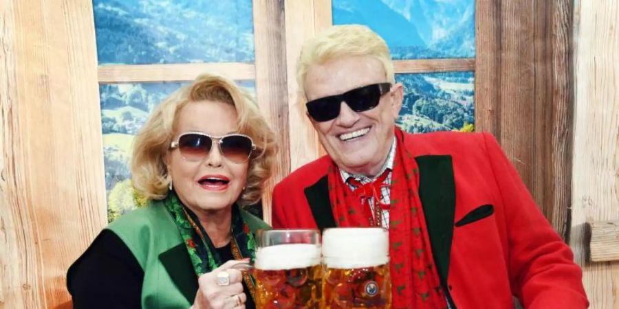 Der Volkssänger Heino und seine Hannelore sitzen bei der Eröffnung des Oktoberfestes 2019 in einem Festzelt in ihrem Wohnort Bad Münstereifel. Foto: Horst Ossinger/dpa