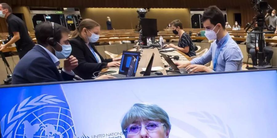 Ein Bildschirm zeigt Michelle Bachelet, UN-Hochkommissarin für Menschenrechte, bei einer Rede im Rahmen einer Sondersitzung des UN-Menschenrechtsrats zur Lage in Nahost im europäischen Hauptsitz der UN. Foto: Martial Trezzini/KEYSTONE/dpa