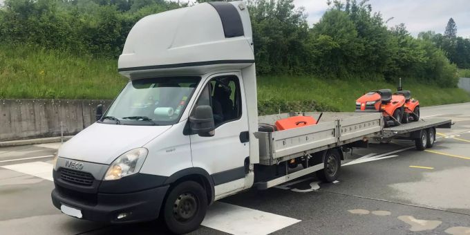 Eine anschliessende Kontrolle der Fahrzeuge brachte massive technische Mängel zum Vorschein. Fahrzeugkombination