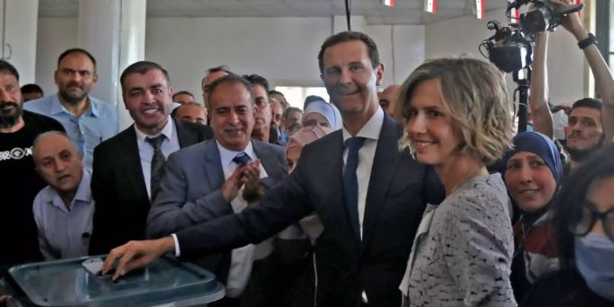 Syriens Machthaber Assad damals bei der Stimmabgabe Syriens Machthaber Assad bei der Stimmabgabe