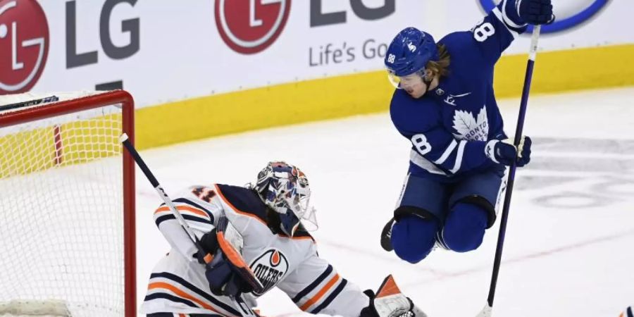 William Nylander (r) von den Toronto Maple Leafs und Mike Smith von den Edmonton Oilers in Aktion. Foto: Frank Gunn/The Canadian Press/AP/dpa