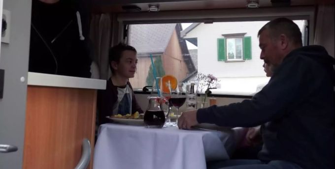 Teilweise reisen ganze Familien im Wohnmobil an, um sich das Nachtessen servieren zu lassen. Coronavirus Dinner