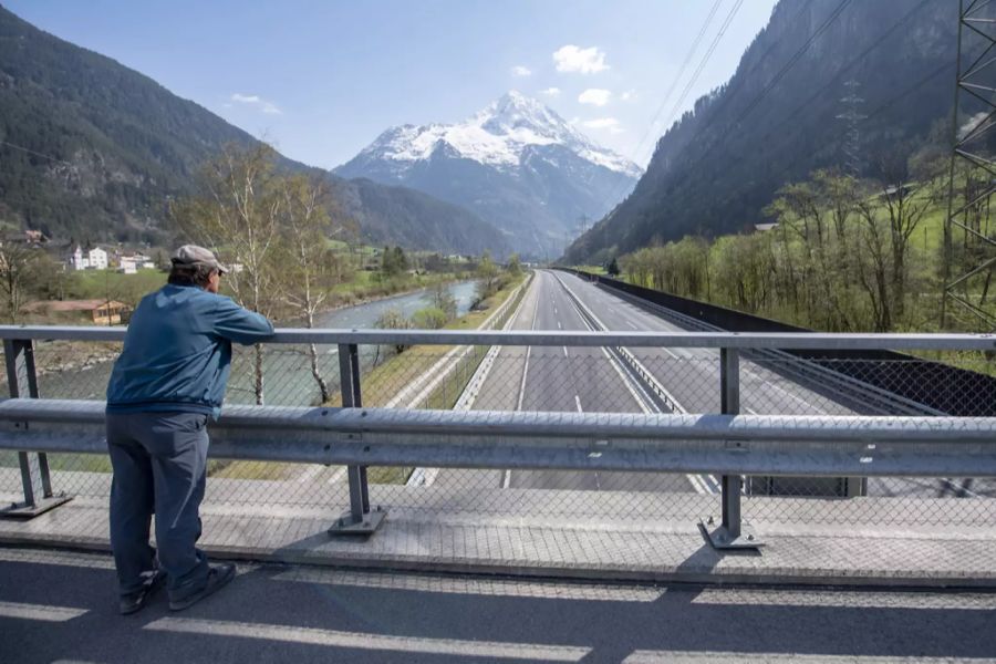 Kein Auto weit und breit am Gründonnerstag 2020 auf der Gotthard-Autobahn in Richtung Süden.