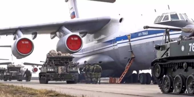Das vom Pressedienst des russischen Verteidigungsministeriums veröffentlichte Foto zeigt russische Militärfahrzeuge, die während der Manöver auf der Krim in ein Flugzeug geladen werden sollen. Foto: ---/Russian Defense Ministry Press Service/AP/dpa Das vom Pressedienst des russischen Verteidigungsministeriums veröffentlichte Foto zeigt russische Militärfahrzeuge, die während der Manöver auf der Krim in ein Flugzeug geladen werden sollen. Foto: ---/Russian Defense Ministry Press Service/AP/dpa