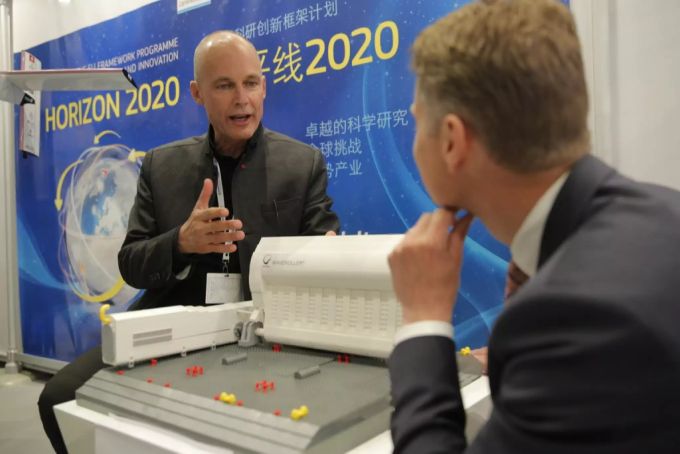 Der Schweizer Luftfahrtpionier Bertrand Picard (links), Initiator und Co-Pilot von Solar Impulse, spricht mit einem Besucher des EU-Stands an der Clean Energy Technology Exhibition in Bejing, China, wo die Erfolge der von «Horizon 2020» finanzierten EU-Forschungszusammenarbeit gezeigt wurden, am 8. Juni 2017. Bertrand Picard Forschung Rahmenabkommen