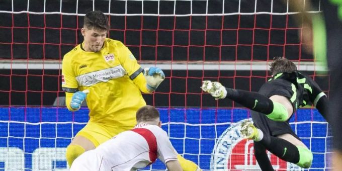 VfL-Torjäger Wout Weghorst (r) sorgte beim Wolfsburger Sieg in Stuttgart für die Vorentscheidung. Foto: Tom Weller/dpa VfL-Torjäger Wout Weghorst (r) sorgte beim Wolfsburger Sieg in Stuttgart für die Vorentscheidung. Foto: Tom Weller/dpa