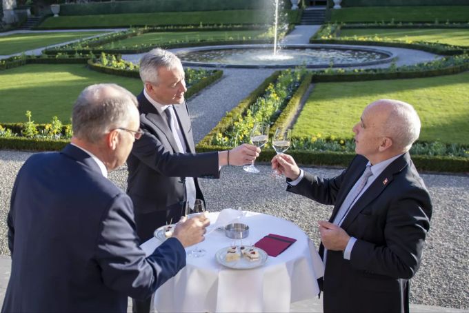 Der Schweizer Bundespräsident Guy Parmelin, links, und Bundesrat Ueli Maurer, rechts, empfangen den französischen Wirtschafts- und Finanzminister Bruno Le Maire, Mitte, zu einem bilateralen Treffen in Bern. Ueli Maurer